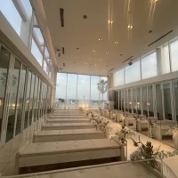 窓がたくさんの挙式会場