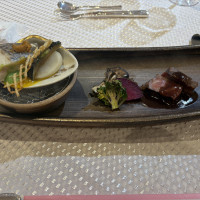 真鯛の酒蒸し野菜2色餡と黒毛和牛のグリエ　赤ワインソース