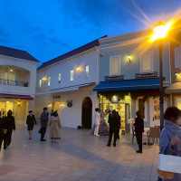夜の風景、街並みのような敷地内