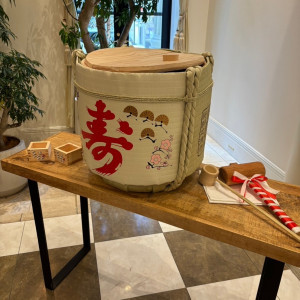 ロビーの演出で行った鏡開き|744494さんの山手迎賓館（神戸）/テイクアンドギヴ・ニーズウェディングの写真(2414221)