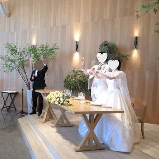 乾杯。会場のあちこちにグリーンが入っています。