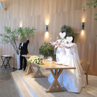 乾杯。会場のあちこちにグリーンが入っています。