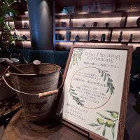 植樹の儀をしました。受付で皆さんに土入れをお願いしました