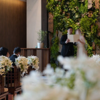 自分たちで誓いの言葉を読み上げる人前式を行いました