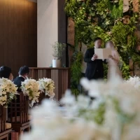 自分たちで誓いの言葉を読み上げる人前式を行いました