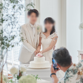 披露宴でのケーキ入刀の写真です