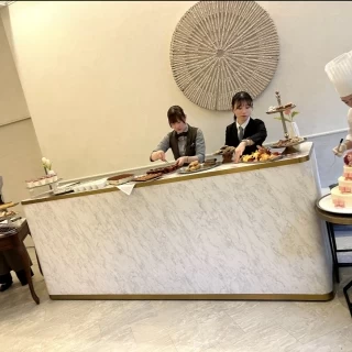 雨天のためホワイエでデザートビュッフェを実施しました。