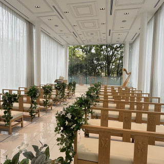 ガラス張りで高さのある挙式会場