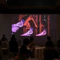 披露宴会場にて持ち込みのムービー上映の様子