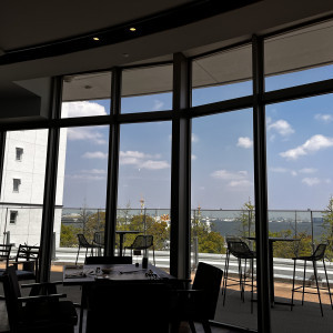 待合室は普段レストランだそうでとても清潔でオシャレです|744625さんのMARINE TOWER WEDDING（マリンタワー ウエディング）の写真(2415924)