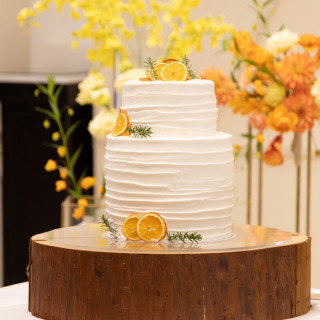 オレンジとナチュラルがテーマの結婚式にぴったりのケーキ！