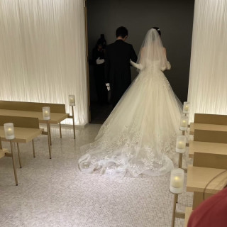 挙式が終わり退場する場面