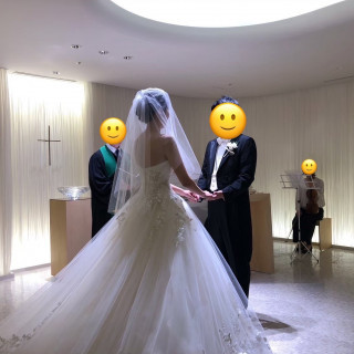 挙式で誓いのことばを交わしている場面