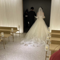 挙式が終わり退場する場面