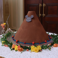 プロメテウス火山モチーフのケーキに入刀
