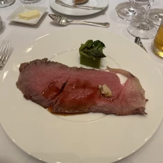 ローストビーフが美味しかった。付け合わせの緑は好みの別れる味