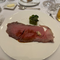 ローストビーフが美味しかった。付け合わせの緑は好みの別れる味