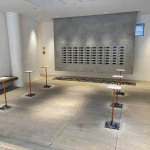 新郎新婦からゲストへの手紙と、思い出の品が展示される|744765さんのIWAI OMOTESANDO(イワイ オモテサンドウ)の写真(2417013)