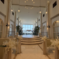 新郎新婦入場と同時に外の景色が見えるような演出がある