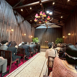 オリエンタルな雰囲気で、天井がとても高く、解放感があります。