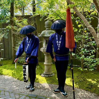 一瞬、人形？本物？と迷います。