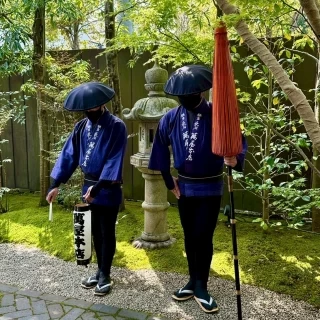 一瞬、人形？本物？と迷います。