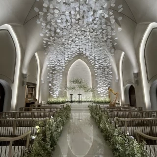 天井からの花びらの演出や、大理石の床を使っている