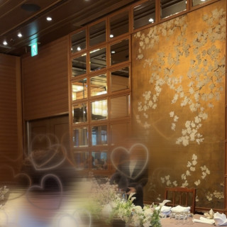 新郎新婦の席の背景(桜が描かれた壁)