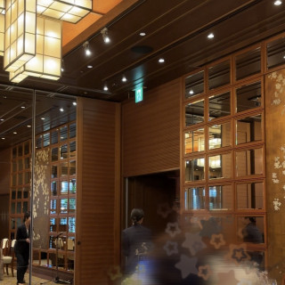 披露宴会場での新郎新婦が入場する扉