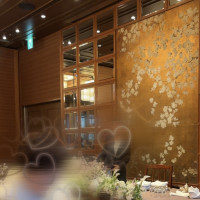 新郎新婦の席の背景(桜が描かれた壁)
