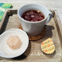 ウェルカムの飲み物です。桜の紅茶とマカロンでした。