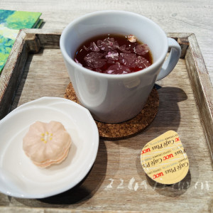 ウェルカムの飲み物です。桜の紅茶とマカロンでした。|744925さんのラ・クラリエールの写真(2417433)