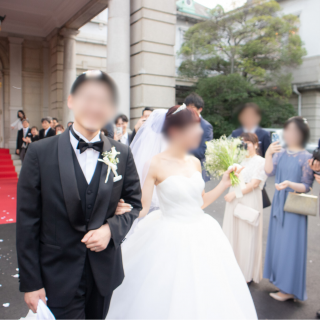 貴賓館前でのフラワーシャワー