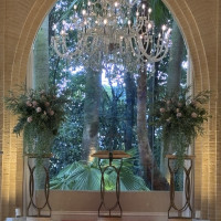 チャペル正面の窓から自然光が入り緑が見えます