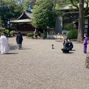 境内での撮影の様子|745033さんの大國魂神社 結婚式場の写真(2418453)
