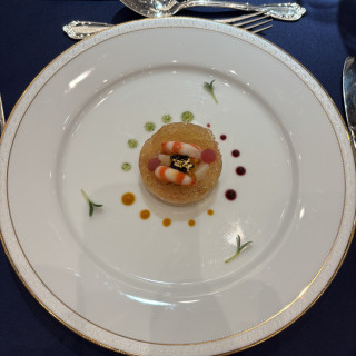 アミューズ。カニとキャビアとジュレ。