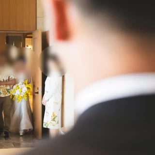 新婦と新婦父の入場。入り口が少し狭かった。