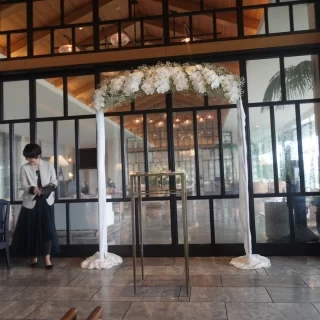雨天時の挙式会場の装花