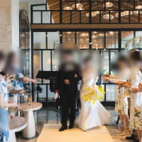 退場時のフラワーシャワーの様子