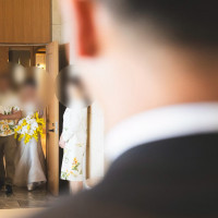 新婦と新婦父の入場。入り口が少し狭かった。