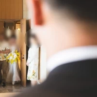 新婦と新婦父の入場。入り口が少し狭かった。
