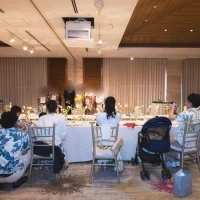 披露宴時後ろから見た会場、カーテンしまっている状態