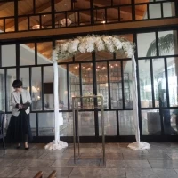雨天時の挙式会場の装花