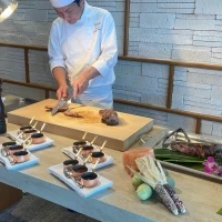 お肉をカットしている様子