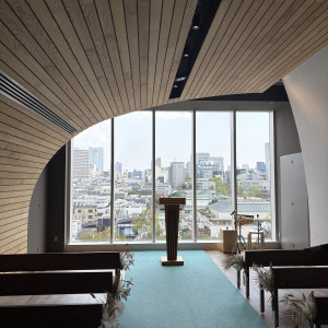 正面の窓が印象的な挙式会場|745063さんのCentral Terrace TOKYO（セントラル テラス トーキョー）の写真(2418348)