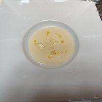 前菜のカリフラワースープです。カレー風味で美味しかったです。