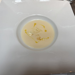 前菜のカリフラワースープです。カレー風味で美味しかったです。|745110さんのストリングスホテル東京インターコンチネンタルの写真(2418494)