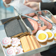 ラーメン風ウェディングケーキに乗せたトッピング風クッキー