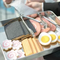 ラーメン風ウェディングケーキに乗せたトッピング風クッキー