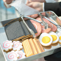 ラーメン風ウェディングケーキに乗せたトッピング風クッキー
